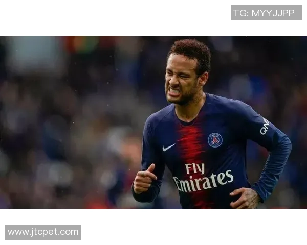 足球球星挑战踢瓶盖技巧大赛 谁能成为瓶盖踢球冠军