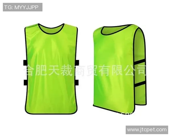 足球球星专属打底衣全新上市展现运动风尚与时尚潮流完美结合